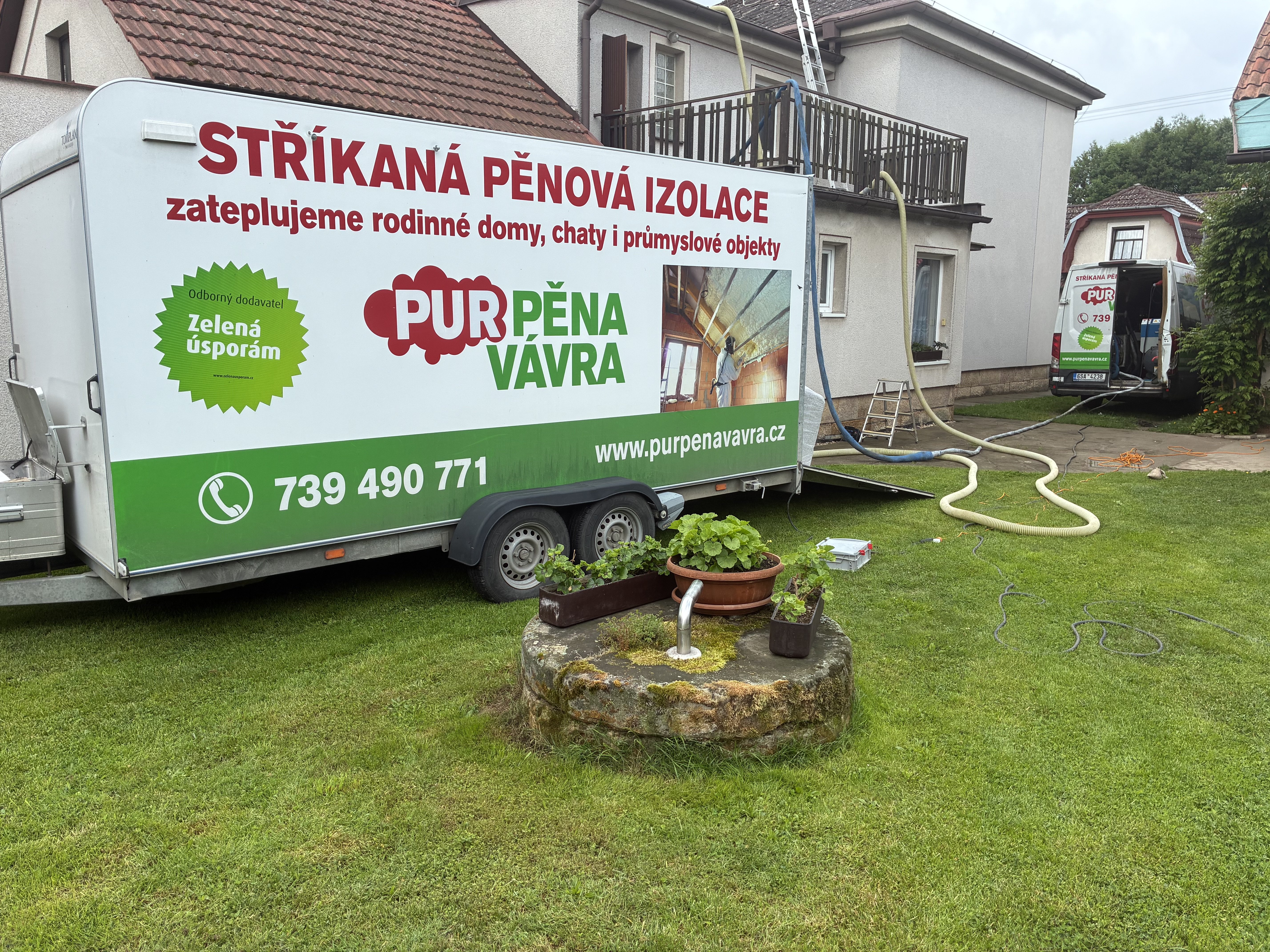       
          Izolace stříkanou pěnou i foukanou izolací
      
