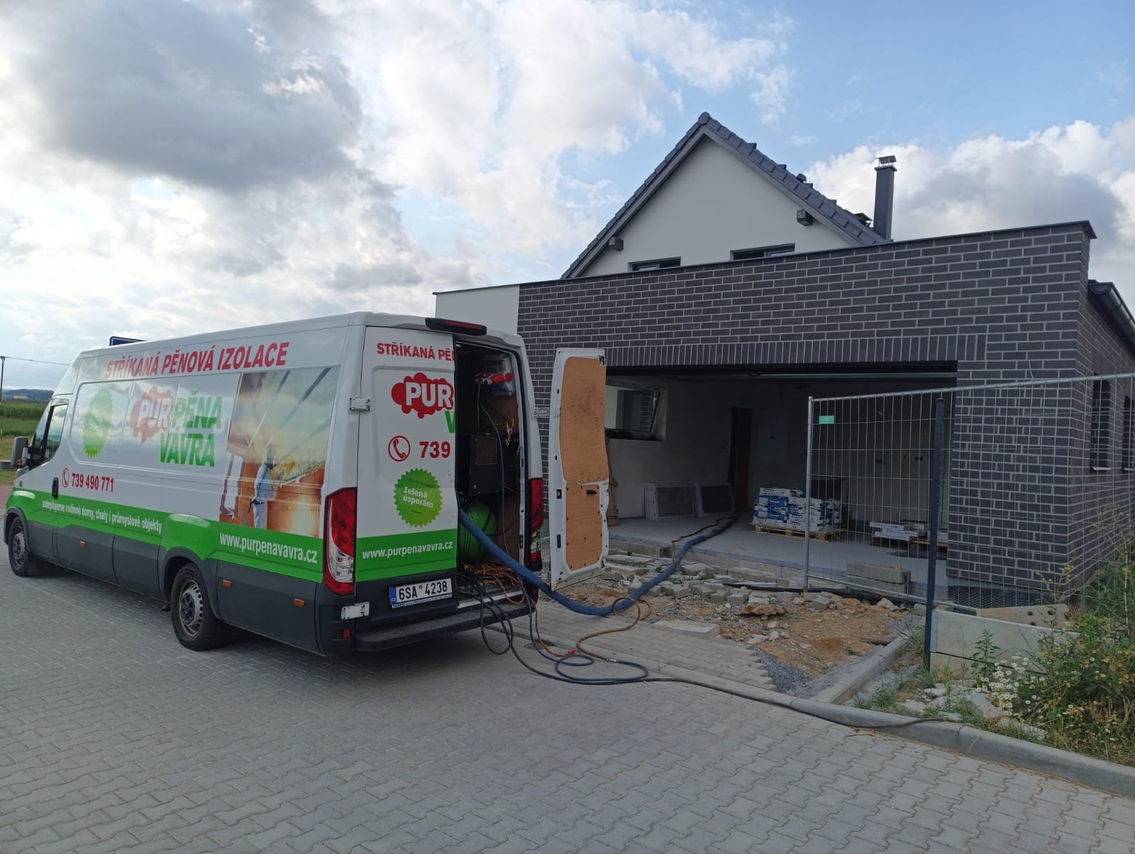 Aplikace pěnové izolace - izolace podkroví RD Zruč u Plzně
             
          Aplikace pěnové izolace - izolace podkroví RD Zruč u Plzně