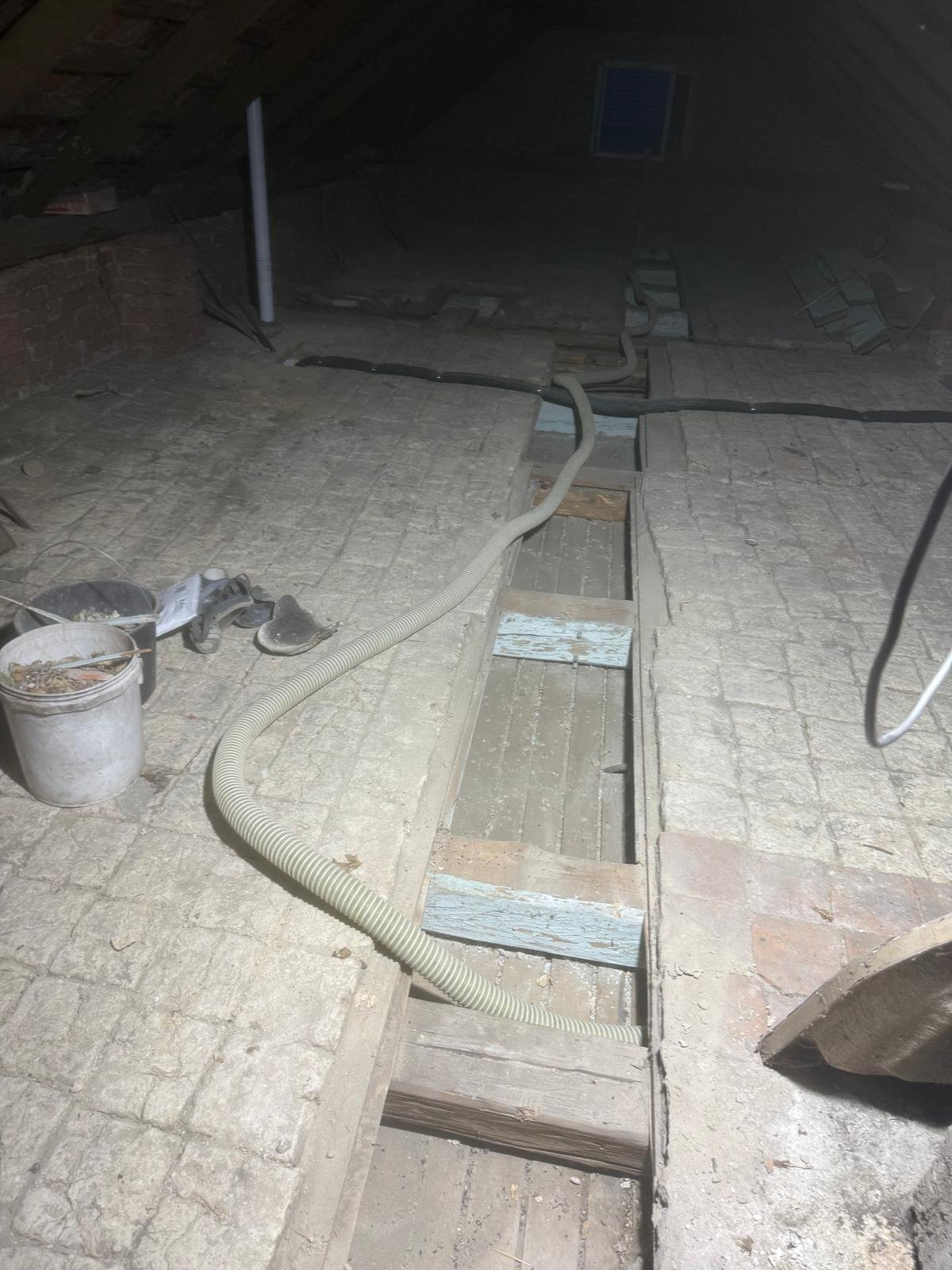       
          Další aplikace foukané izolace 
      