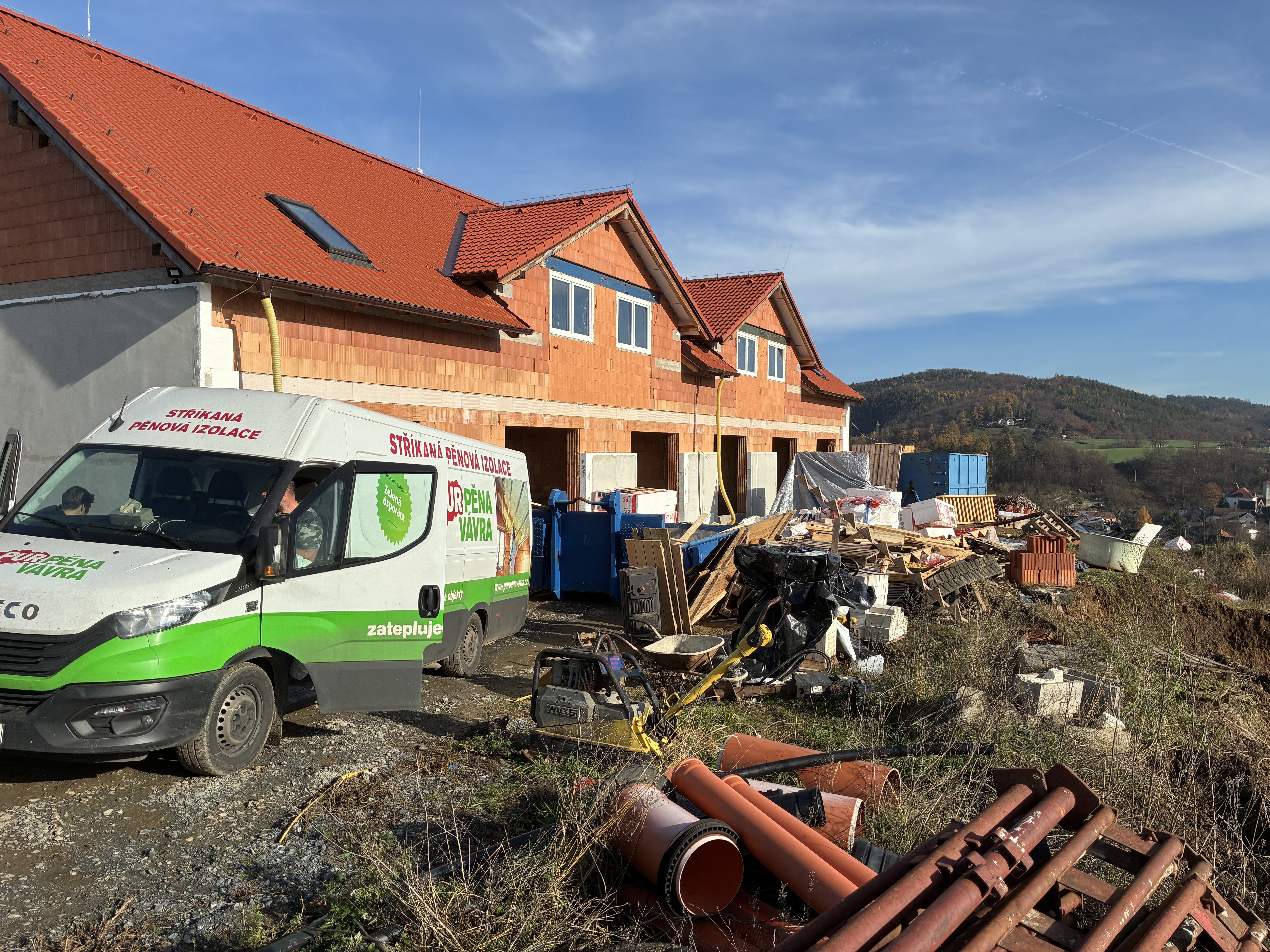       
          Zateplení řadových RD Nový Knín
      