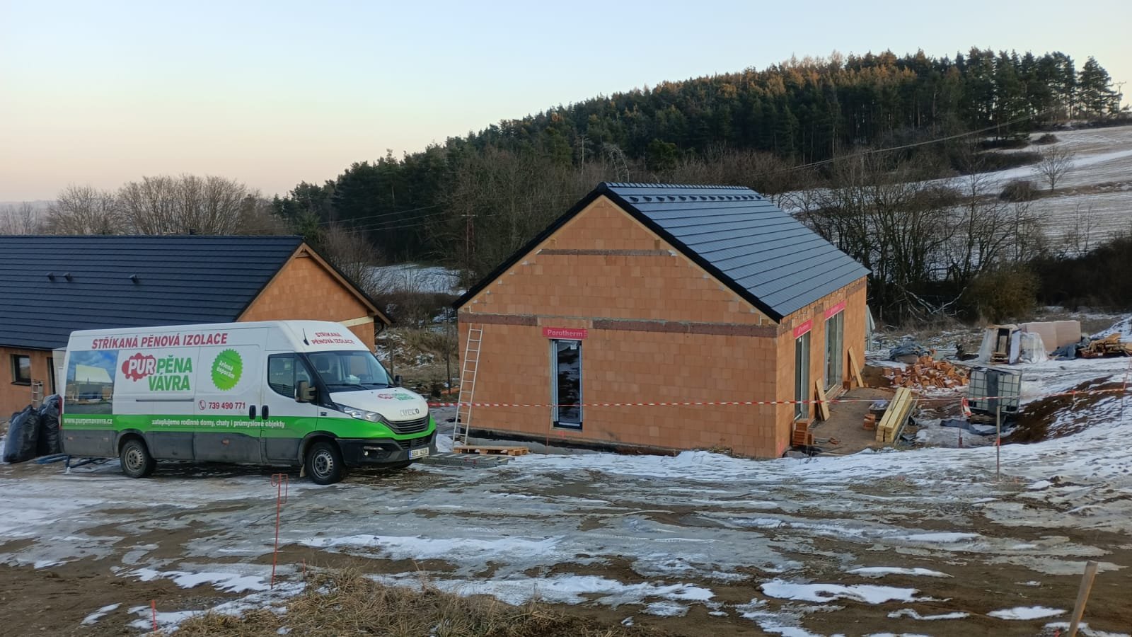Aplikace stříkané izolace v novostavbě
             
          Aplikace stříkané izolace v novostavbě